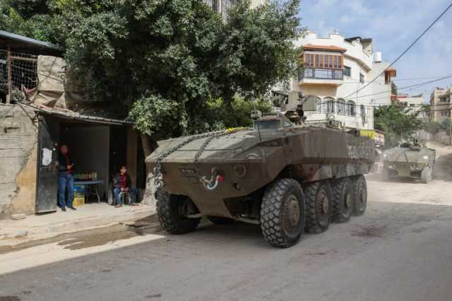 دبابات الاحتلال تقتحم بلدة غرب جنين ومستوطنون يحاصرون مسجدا قرب نابلس