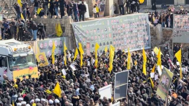 بالفيديو.. عيترون الجنوبية تودع شهداءها بين ركام الحرب