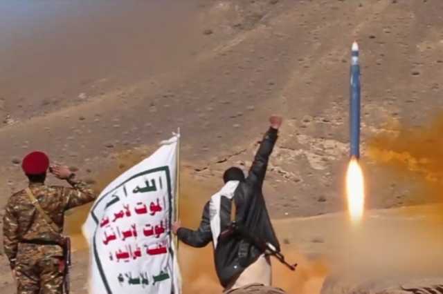 غرق ناقلة استهدفها الحوثيون في البحر الأحمر وقصف على الحديدة