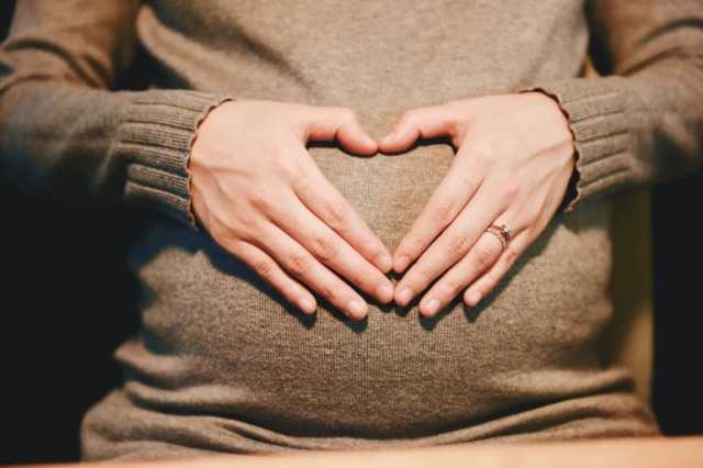 ما أسباب جفاف الجلد أثناء الحمل؟ ولماذا تشعر الحامل بالحرارة؟