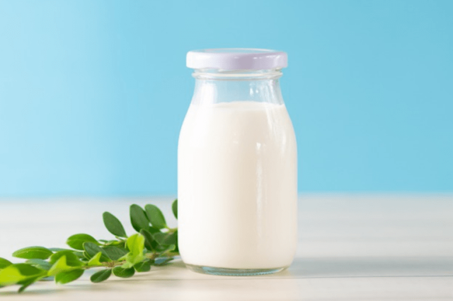 كيف تميزين بين أصناف الحليب المتاحة بالأسواق؟