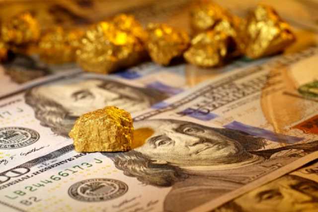 الذهب والدولار يستقران على إثر مبيعات التجزئة الأميركية الضعيفة والنفط يتراجع
