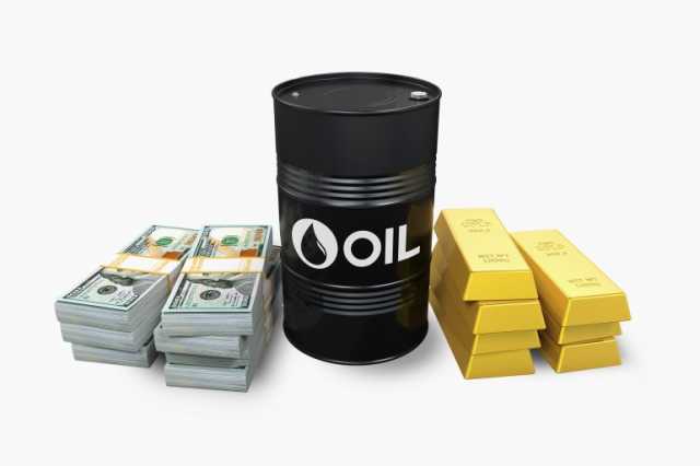 النفط يرتفع والذهب والدولار يتذبذبان مع ترقب البيانات الأميركية
