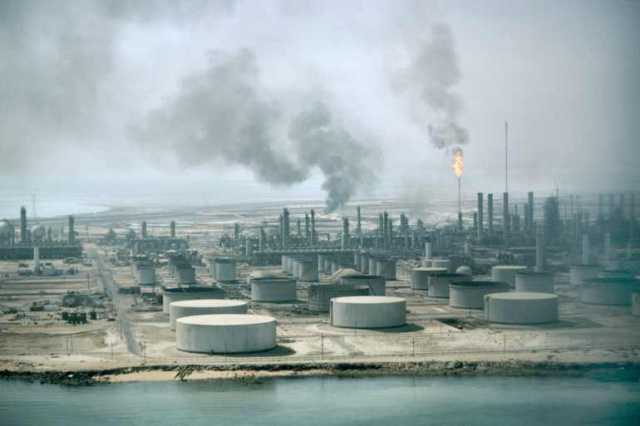 أسعار النفط تتراجع رغم إعلان السعودية استمرار خفضها الطوعي