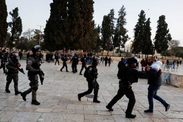 الاحتلال يعتقل فلسطينيين في الضفة ويعتزم نشر آلاف الشرطة بالقدس