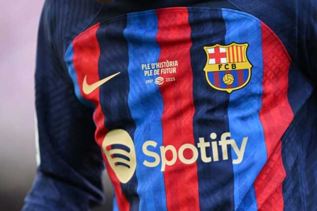 يويفا يقبل مشاركة برشلونة بدوري الأبطال مؤقتا وسط فضيحة تحكيمية