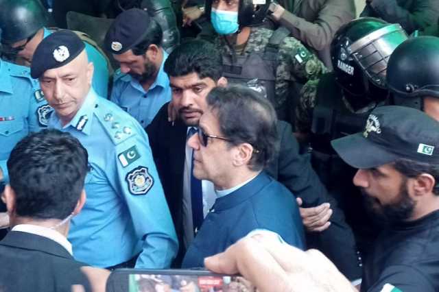 استمرار حبس عمران خان رغم تعليق إدانته بالكسب غير المشروع