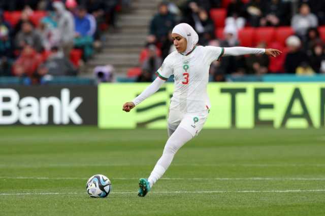 المغربية بنزينة تصبح أول محجبة تشارك في نهائيات كأس العالم للسيدات