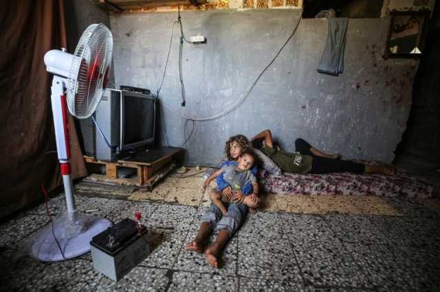 نهارنا جحيم.. انقطاعات الكهرباء تجعل الفلسطينيين يتصببون عرقا وسط حرارة حارقة