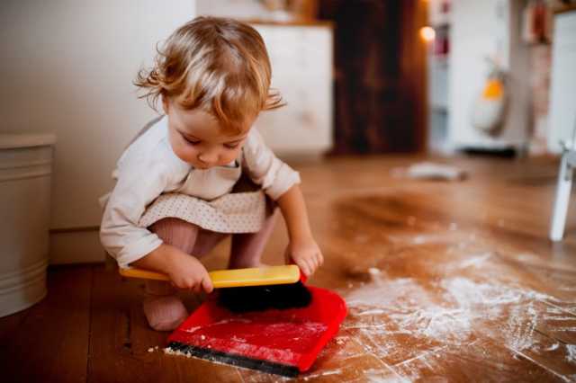 مشاركة الأطفال في تنظيف البيت.. استغلال أم تربية؟