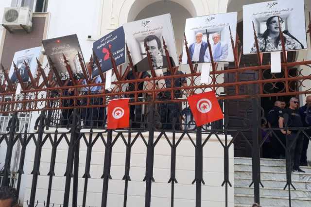 تحت شعار لا قضاء.. لا قانون.. شرفاء في السجون.. أهالي المعتقلين بتونس يواصلون الاحتجاج
