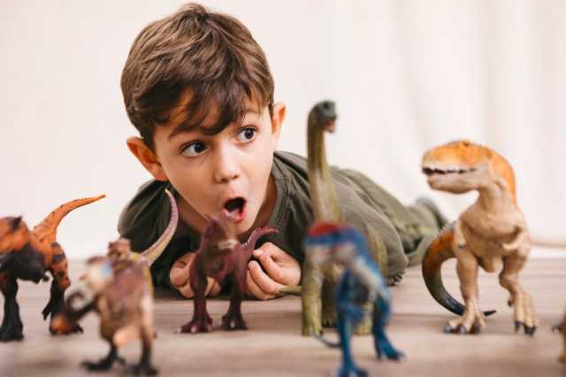 7 أسباب وراء هوس الأطفال بالديناصورات رغم انقراضها قبل ملايين السنين