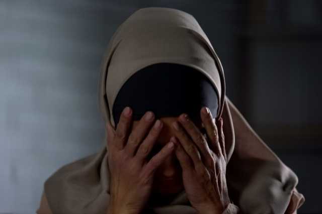 إجبار طبيبة عراقية مسلمة على نزع حجابها بعد احتجازها في ولاية أميركية