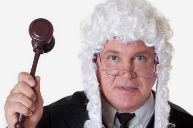 لماذا يرتدي القضاة في عدد من الدول الغربية شعرا مستعارا أبيض اللون؟