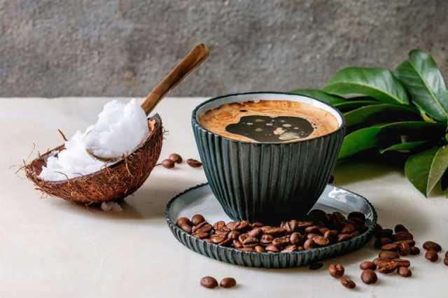 5 أسباب تدفعك لإضافة زيت جوز الهند إلى قهوتك الصباحية