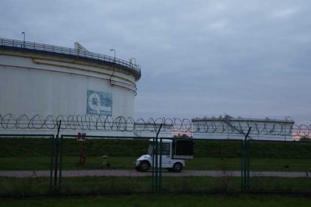 بولندا ترصد تسربا في جزء من خط أنابيب ينقل النفط من روسيا لأوروبا