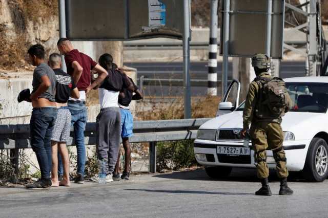 الاحتلال يدهم المنازل ويعتقل 40 فلسطينيا بالضفة الغربية