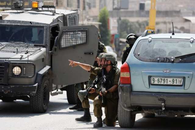 إذاعة إسرائيلية تعلن إلقاء القبض على منفذيْ هجوم الخليل