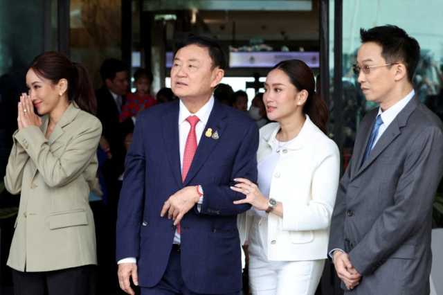 رئيس وزراء تايلند الأسبق يعود من المنفى إلى السجن في بلاده