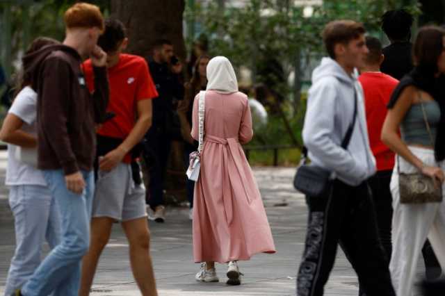 لو فيغارو: من يلبس العباءة أو القميص لن يدخل إلى فصله الدراسي الاثنين