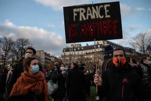 المجلس الإسلامي الفرنسي يستغرب حظر العباءة بمدارس فرنسا