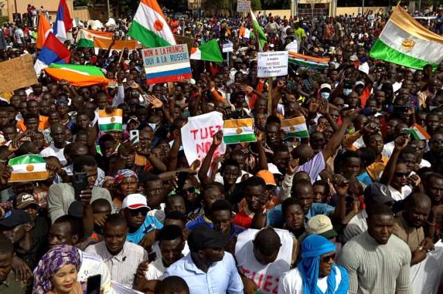ساعات على انتهاء مهلة الأفارقة لانقلابيي نيامي.. هل تتدخل الإيكواس في النيجر لإعادة بازوم إلى السلطة؟