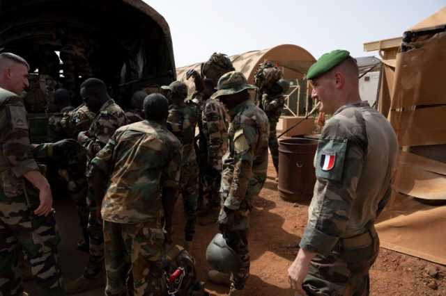باريس تعلن استئناف أنشطتها العسكرية وسط أفريقيا