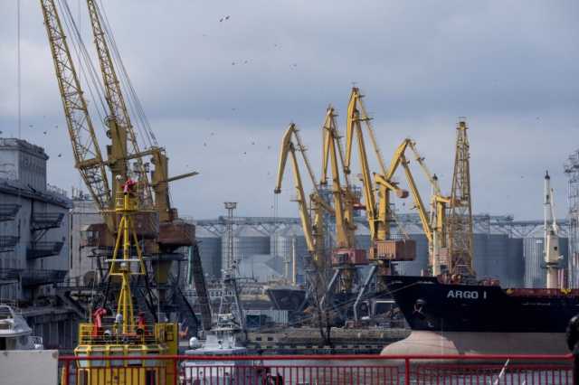 سفينة شحن أوكرانية تبحر من البحر الأسود وروسيا تهاجم الموانئ