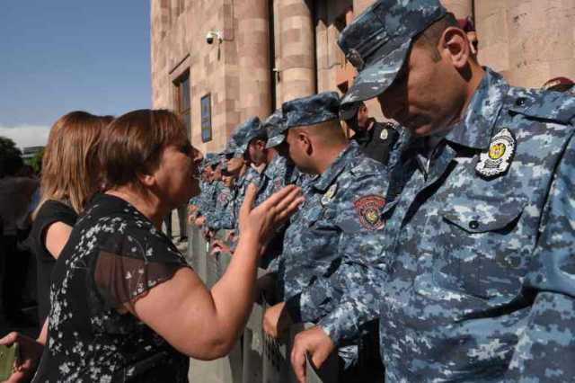 أرمن قره باغ يكشفون حصيلة قتلاهم واحتجاجات في يريفان