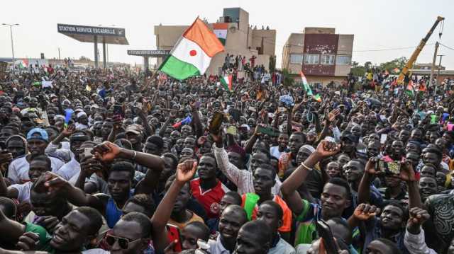 حشود أمام القاعدة الفرنسية بالنيجر تطالبها بالرحيل والجيش يتأهب لمواجهة إيكواس