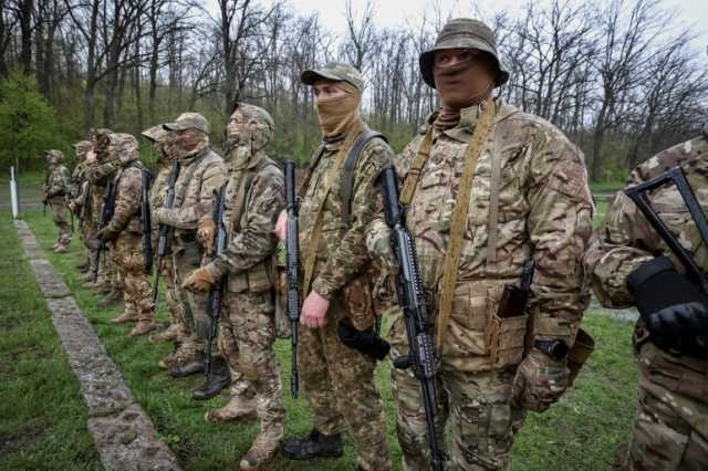 غازيتا الروسية: أوكرانيا تسعى لبناء جيش جديد بكل الطرق