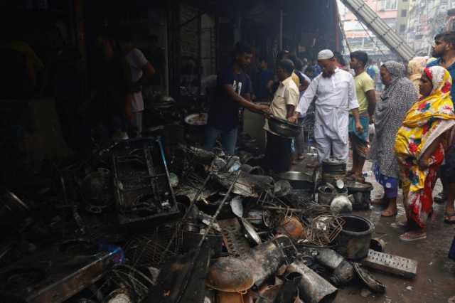 حريق يلتهم مئات المتاجر بسوق في بنغلاديش