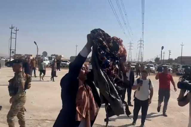 شاهد.. عراقي ينهار باكيا بعد العثور على ملابس والدته بين ركام حريق الحمدانية