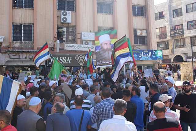 مظاهرات مسائية بالسويداء وإزالة صورة للأسد الأب