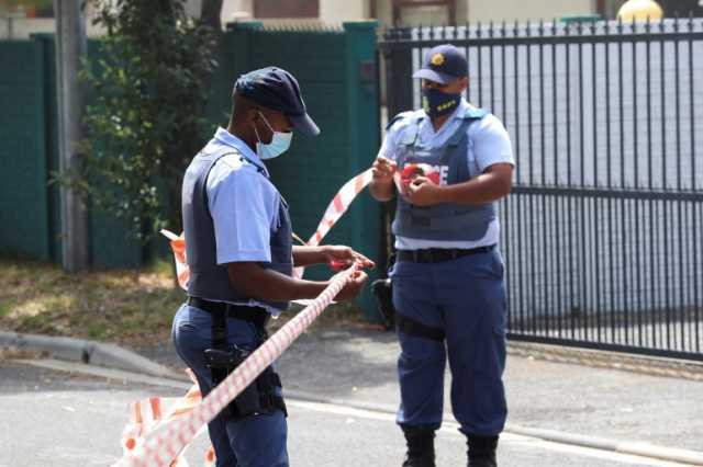 مقتل 18 مسلحا في جنوب أفريقيا وتحقيق بحريق أودى بحياة العشرات