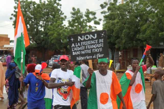 غارديان: فرنسا تجني عواقب عقود من التدخل الشائن في القارة الأفريقية