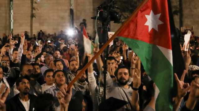 متظاهرون غاضبون يحاولون اقتحام مقر سفارة إسرائيل بالأردن