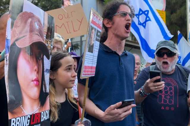 ذوو أسرى يتظاهرون في تل أبيب ويطالبون بسجن نتنياهو
