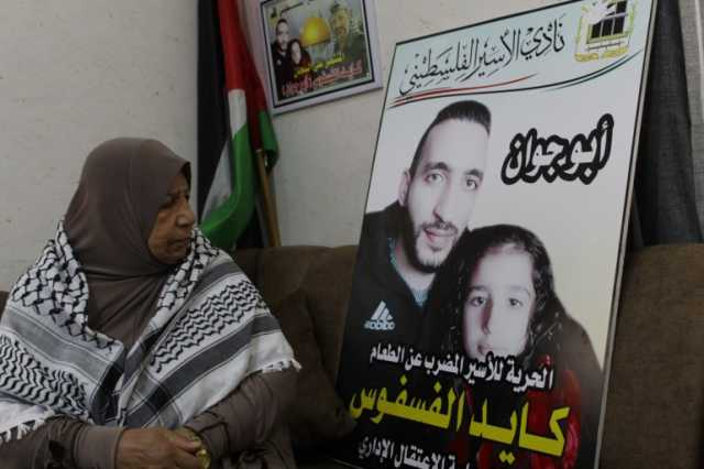 الإضراب الرابع للأسير الفسفوس.. معاناة عائلة فلسطينية لم تجتمع منذ 20 عاما