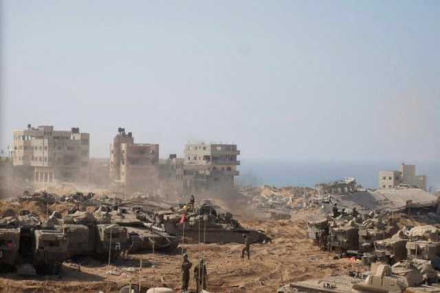 الجيش الإسرائيلي يتحدث عن تطويق غزة ويتوعد بتعميق العمليات البرية
