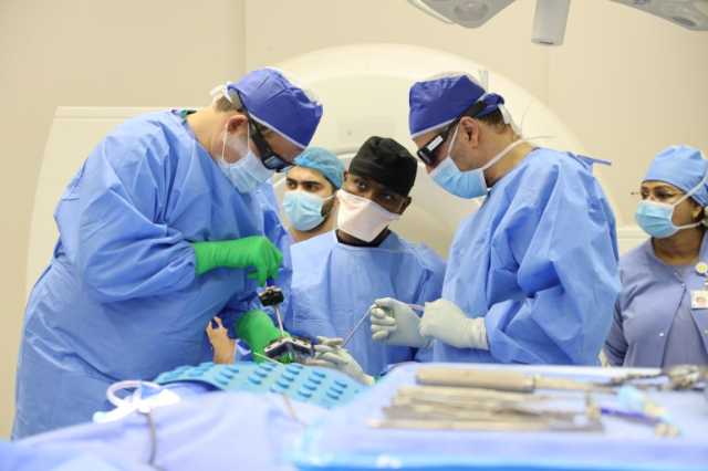 أطباء في قطر يجرون أول جراحة بالشرق الأوسط بتقنية الواقع المعزز والملاحة الإلكترونية