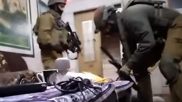 شاهد.. فلسطيني يوثق في بث مباشر تنكيل قوة إسرائيلية به أمام أطفاله