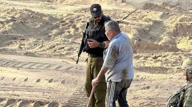 بشير الحجي.. مسن فلسطيني التقط له جنود الاحتلال صورا يساعدونه بالطريق ثم أعدموه
