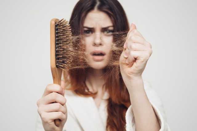 3 طرق فعالة لمواجهة تساقط الشعر بعد انقطاع الطمث