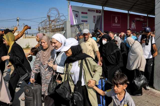 100 ألف فلسطيني غادروا غزة.. نيويورك تايمز تكشف معاناة شراء تذكرة الخروج إلى مصر