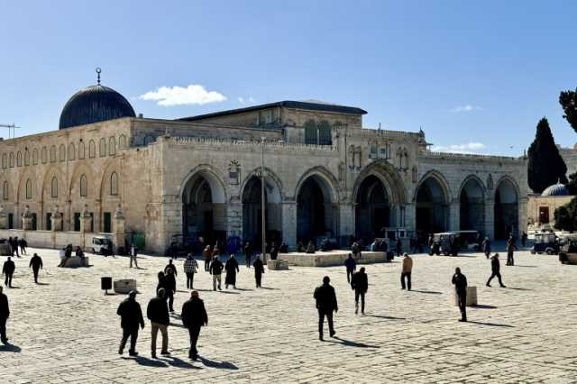 الاحتلال يبعد صحفيا مقدسيا عن المسجد الأقصى