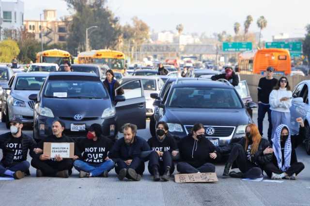 متظاهرون يهود يغلقون طريقا سريعا في لوس أنجلوس لوقف الحرب بغزة