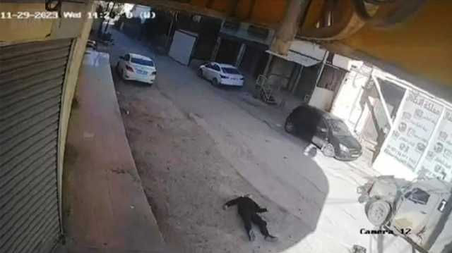 شاهد.. مجندة إسرائيلية تلتقط صورة لطفل فلسطيني بعد استشهاده