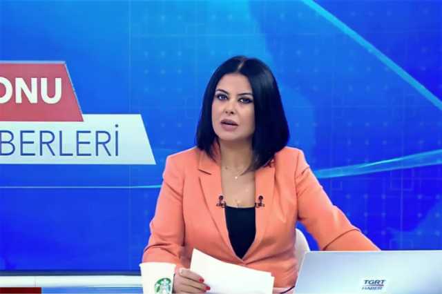 قناة تركية تفصل مذيعة وضعت كوب ستاربكس أمامها أثناء نشرة الأخبار