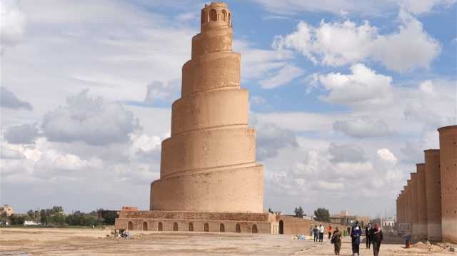 مِئذَنتا أبو دلف والملوية يثيران الجدل بجواز السفر العراقي! (صور)